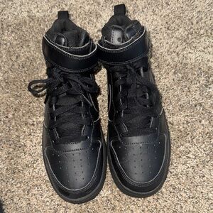 Nike Borough Mid Triple Black EUC